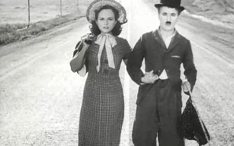 Charles Chaplin y Paulette Goddard hacia el horizonte en busca de un tiempo mejor